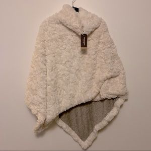 NWT Johnston & Murphy Women’s Furry Poncho OS